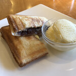 カフェ・ヴェルディ - あんこホットサンドはバニラアイス添え。