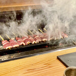 とり茶太郎 - 鴨も近火の強火で一気に火入れしていきます　この煙を浴びるのが焼鳥ライブです