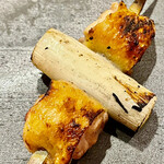 とり茶太郎 - 上が比内地鶏で下が黄金軍鶏のねぎま　極太の深谷葱が刺さってます