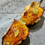 とり茶太郎 - 最初の串は比内地鶏ムネ肉　近火の強火の真骨頂です