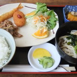 湖畔 - 日替定食Ａ「豚肉しょうが焼き・クリームコロッケ・エビフライ」の盛り合わせ（８８０円）