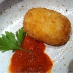 艪 - 自家製カニクリームコロッケはトマトソースで