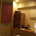 艪 - レトロな冷蔵庫の中に美味しそうなマグロが！