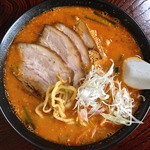 春紀 - 赤みそらーめん(￥850)7/28/2013  以前頂いた赤みそらーめんよりマイルド（色も真っ赤からオレンジに。豆乳でも入れた？）。以前は辛さ度７〜８から４程度に。これなら万人向け？（それでも辛いが）