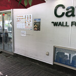 CAFE W.E - 店の裏側から。裏側にもテラス席ありますが、こちらは眺望は良くありません。しかし、木陰なので真夏はこちらの方が人気かも。