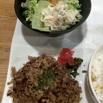 オオグシ 加哩堂 - アミ炒飯とサラダ