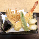 蕎麦処 とみた - カラッと揚がった天ぷら  海老天が美味いよ❣️