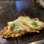 Okonomiyaki Akasaka - モダン焼き半分