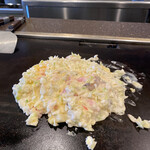 Okonomiyaki Akasaka - お好み焼き焼く途中