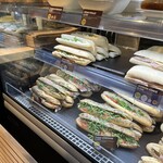 deli by Shell - ショーケースにはサンドイッチが並んでいます♪