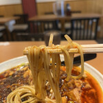 四川食堂 KARyu - 麻婆麺８８０円。麺の細さは好みにピッタリです。口当たりの良いスープですが、じわじわと来る刺激で、身体はポカポカです。汁が多すぎて、麻婆豆腐は、真価不明です(>_<)