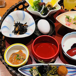 宿中屋 - 【朝食①】朝採れ野菜、塩から、房総のひじき、海藻サラダ さんが揚げ、ミニグラスジュース、鯛のさしみ、ヨーグルト、梅干し、漬物、生卵