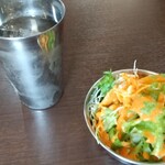 ガンディーパレス - お水とセットのサラダ