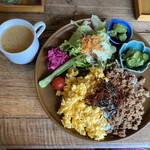 ザズ プランテ エ カフェ - 料理写真:キーマカレクックの様な、2色ごはん(°▽°)