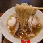 麺切り 白流 - 麺は手もみ麺を選択。
            自家製麺でツルツルシコシコ
            魅力的な食感だった。