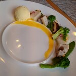 Nikaino Furenchi - 温野菜に桃のオランデーズソース。ゆでた野菜が甘い！
