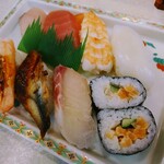 Kitahachi - 令和5年4月 ランチタイム
                      にぎりセット 1150円
                      にぎり寿司7貫、巻物2切れ、赤出汁、フルーツ、アイスコーヒー