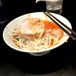 豚風。 - 分厚い豚チャーシューをほじくり出して。