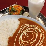 ヒマラヤン - ランチタイムのカレーライスセット850円　カレーライスにサラダ、ソフトドリンク付き。お米は国産米を使用しています。