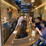 お好み焼 赤坂 - 15時半くらいの時間にしてはお客が多い