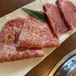 生粋 - 手前がシルクロース、奥がヒレです。今日はサシ多めでしたが、文句なしの旨さ。