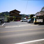 さがわ食堂 - 店舗から国道をはさんで駐車場が有ります!