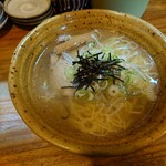 Menkui Ya - ○塩ラーメン
                        このお店では塩系のラーメンで正解？（笑）
                        
                        旨味ある鶏ガラ出汁の塩味で美味しい
                        
                        僕の舌では化学調味料は感知出来ない
                        
                        ミネラル感ある
                        美味しさの塩（岩塩とか？）を使ってる？