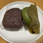 口福堂 - おはぎ つぶあん（税込 140円）評価＝○、柏餅 つぶあん（税込 216円）評価＝○