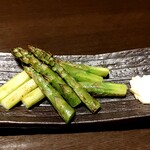 とりの介 - アスパラ炙り焼き　668円