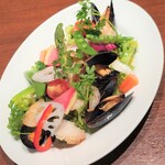 Oyster Bar ジャックポット - あわび、エビ、ムール貝のサラダ仕立て