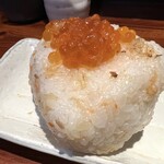 sanrikuminatomachisakabasakanayataishou - 鮭の親子焼きおにぎり