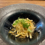 IZA - 腰があるロングパスタ、カリフラワーソース、カラスミ、唐辛子パウダー