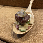 IZA - スプーン　牛はらみ、背脂、マジョラム、アーモンド、クリームチーズ、マーマレード、赤玉ねぎ酢漬け