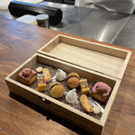 IZA - 白味噌とラズベリー、くるみっこ風、北イタリア伝統菓子バーチリダーマ貴婦人のキス、ラベンダーのマシュマロ、アーモンドのサブレー、ラムネ、カカオニブの絨毯