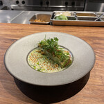 IZA - ホワイトアスパラ、ディル、ニンニク、菊芋チップス、鱒の卵、ハーブ