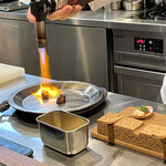 IZA - スプーンのハラミを炙ります。