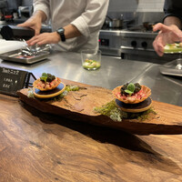 IZA - キャビア、リコッタチーズ、ビーツ、ボリジの一口カナッペ