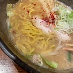 らーめん ほっぺ家 - 味噌ラーメンの麺をアップで。中太縮れ