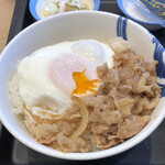 Matsuya - ご飯に目玉焼きと選べる小鉢のミニ牛皿をのっけます。