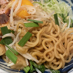 らーめん ほっぺ家 - 油そばの麺をアップで。油そばの麺は太め。