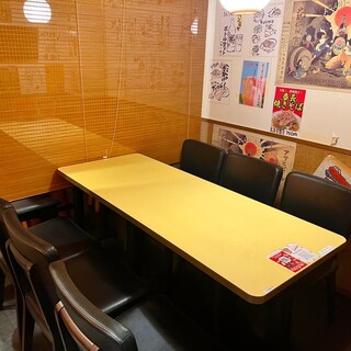 A casual Izakaya (Japanese-style bar) with a Showa feel! Counter seats and semi-private rooms are also available◎