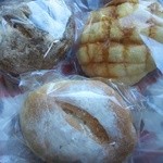 アイム - 購入したパン、メロンパン、チーズの入ったパン、ナッツ＆ドライフルーツの入ったハードパン
