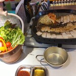 韓国料理 サムギョプサルとフライドチキン スリスリマスリ - 