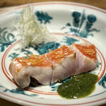 温石 - もはや説明不要の温石さんのシグネチャー。
      この日は木の芽のソースで。脂乗りというよりは、弾力の美味しさが際立ちます。