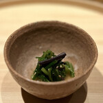 温石 - 壬生菜と蕨の芥子胡麻浸し。
      胡麻の風味が心地よく、お口直しも美味しい。