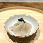 温石 - ジンドウイカ・しどけ・ルッコラ。
      ねっとりした烏賊の甘みと、野菜の苦味。