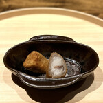 温石 - 太刀魚の蓮根包み揚げ。
      モッチリ＆ふわりの食感が素敵。