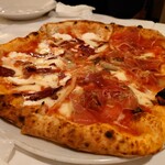 トラットリア ピッツェリア ラルテ - サラーメ（サラミ）とプロシュート（生ハム）のハーフアンドハーフ