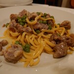 トラットリア ピッツェリア ラルテ - 自家製ソーセージとグリーンピースのタリアテッレ