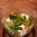 IZA - キャビアとスモークリコッタチーズのタルトアップ